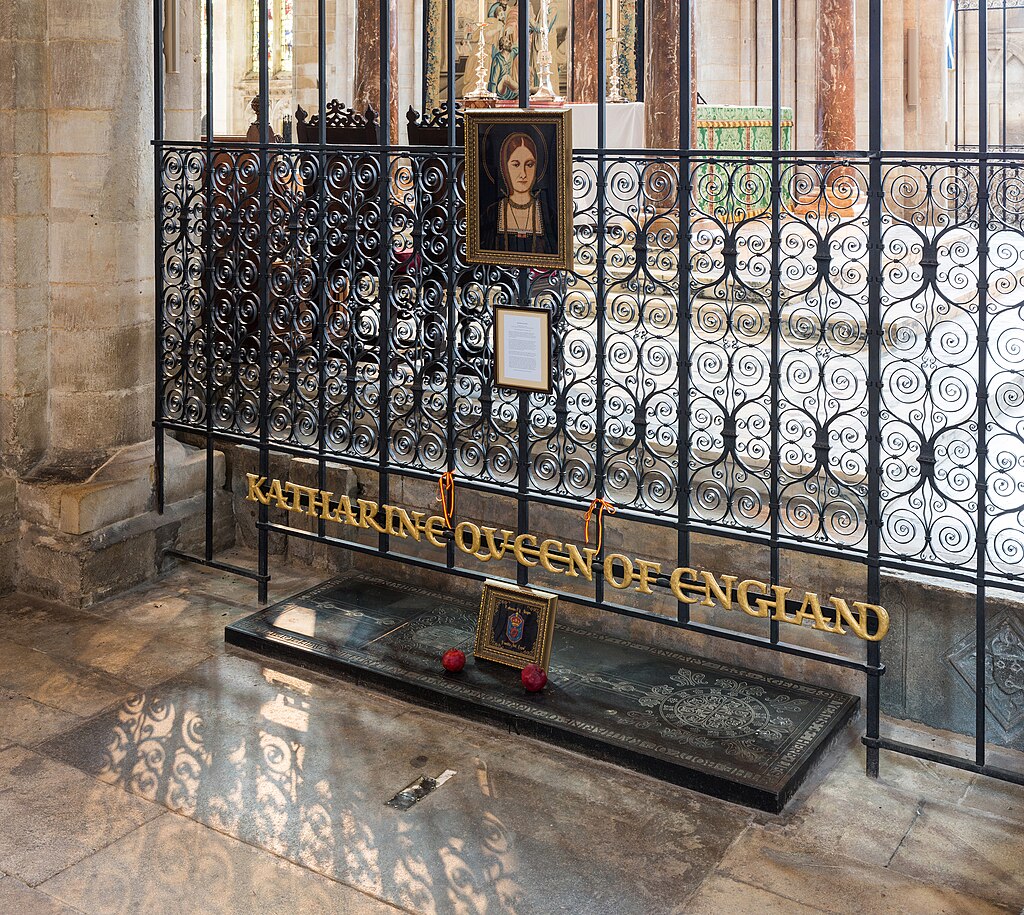 Tomb_of_Catherine_of_Aragon_at_Peterborough_Cathedral_Cambridgeshire_UK Catalina de Aragón, la angloesfera y ”La misión”